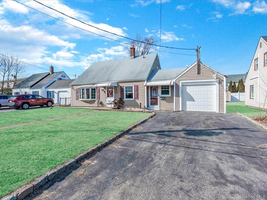 Attached, Exterior, Facade, Cape Cod