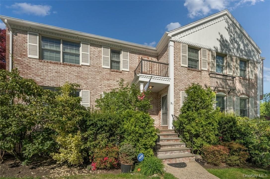 Exterior, Facade, Brick Facade, Rowhouse