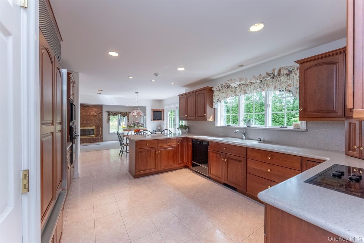 Dining room, Interior, Kitchen, Pendant Lights, Recessed Lighting, Stainless Steel Appliances