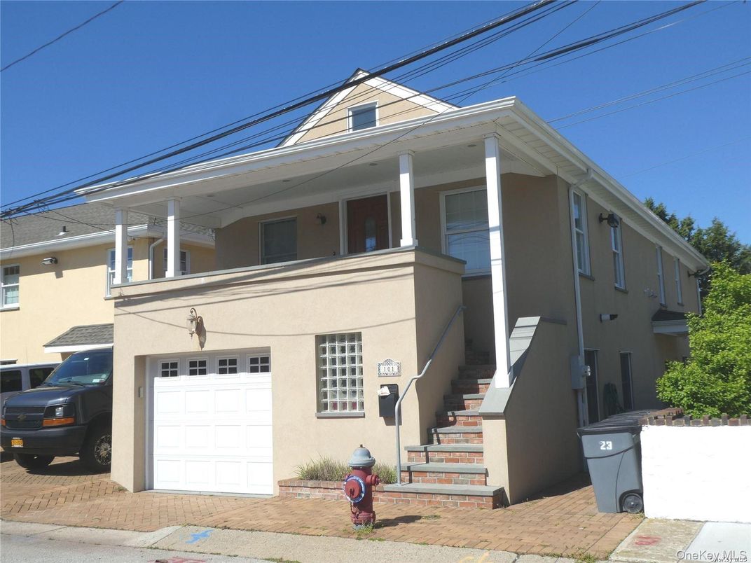 Attached, Exterior, Facade, American Craftsman