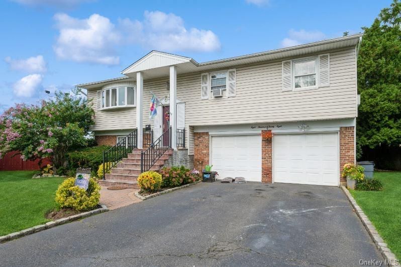 Attached, Exterior, Facade, Brick Facade, Raised Ranch