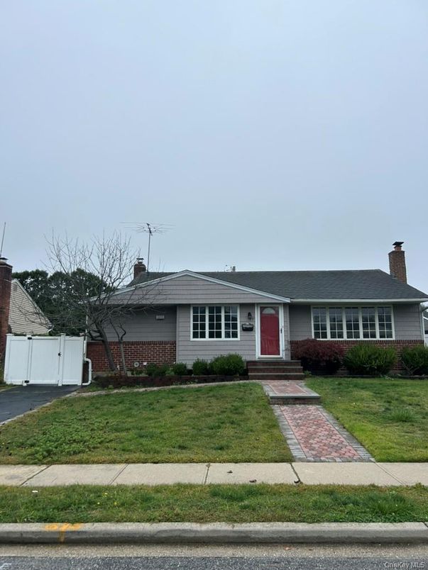Exterior, Facade, Ranch