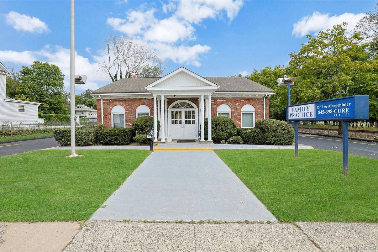 Exterior, Facade, Brick Facade, Georgian