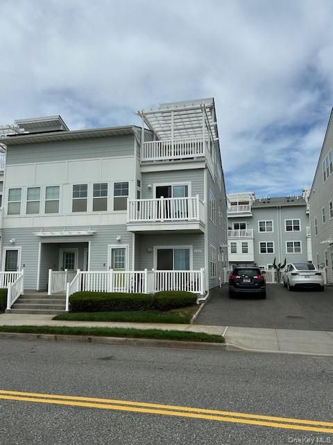 Exterior, Facade, Rowhouse