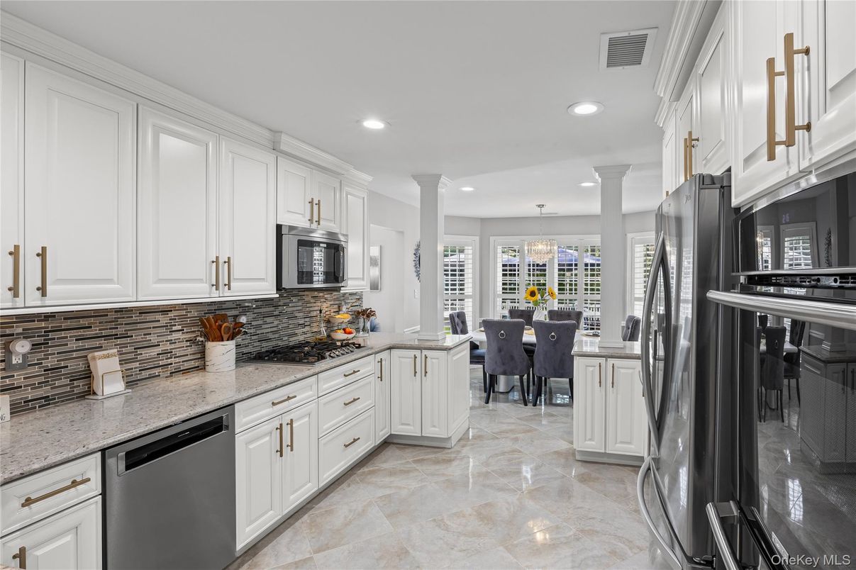 Dining room, Interior, Kitchen, Pendant Lights, Recessed Lighting, Stainless Steel Appliances