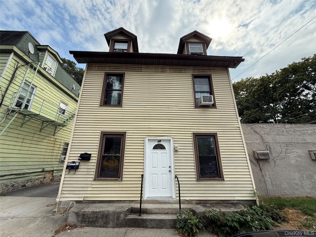 Exterior, Facade, American Foursquare