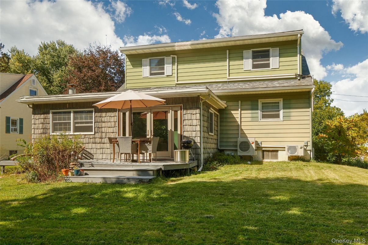 Exterior, Facade, Split Level