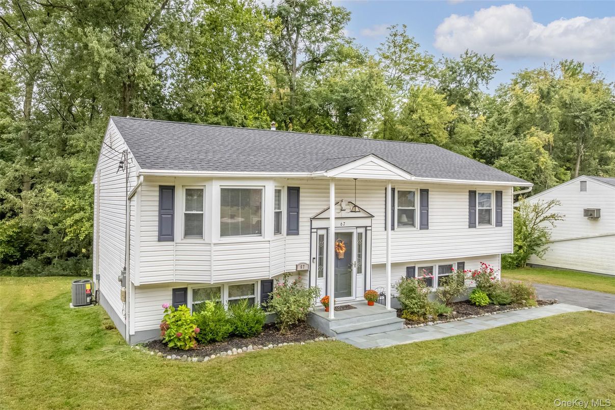 Exterior, Facade, Raised Ranch