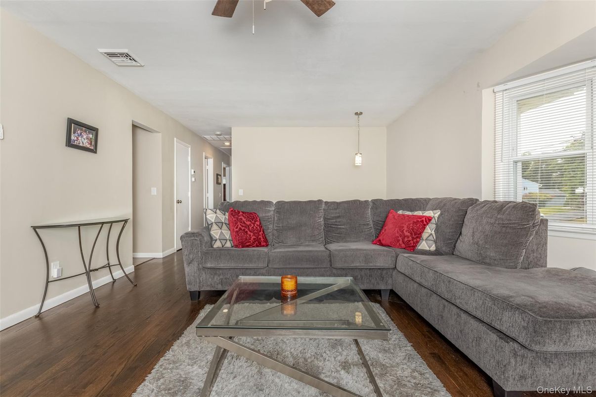 Interior, Living room, Pendant Lights, Wood Texture Flooring