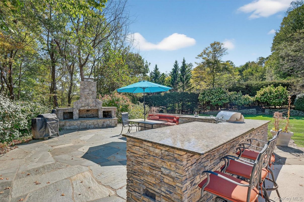 Exterior, Fireplace, Outdoor Kitchen