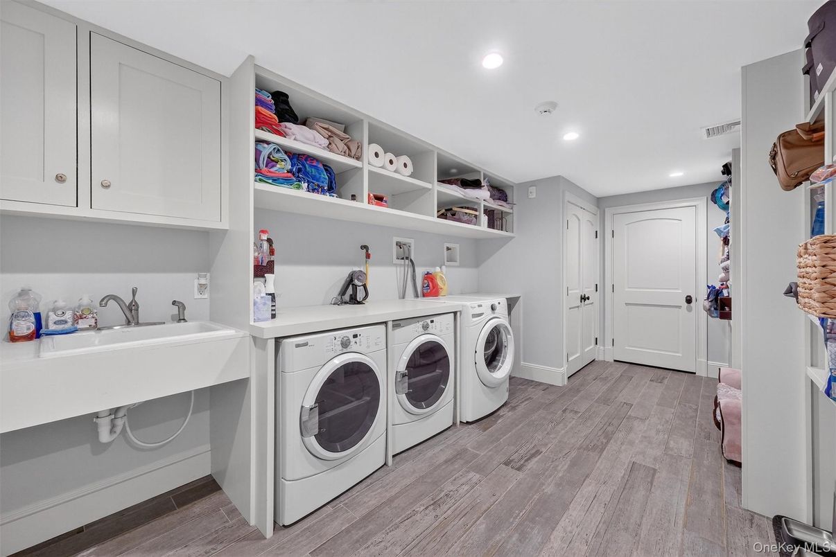 Interior, Recessed Lighting, Washer, Wood Texture Flooring