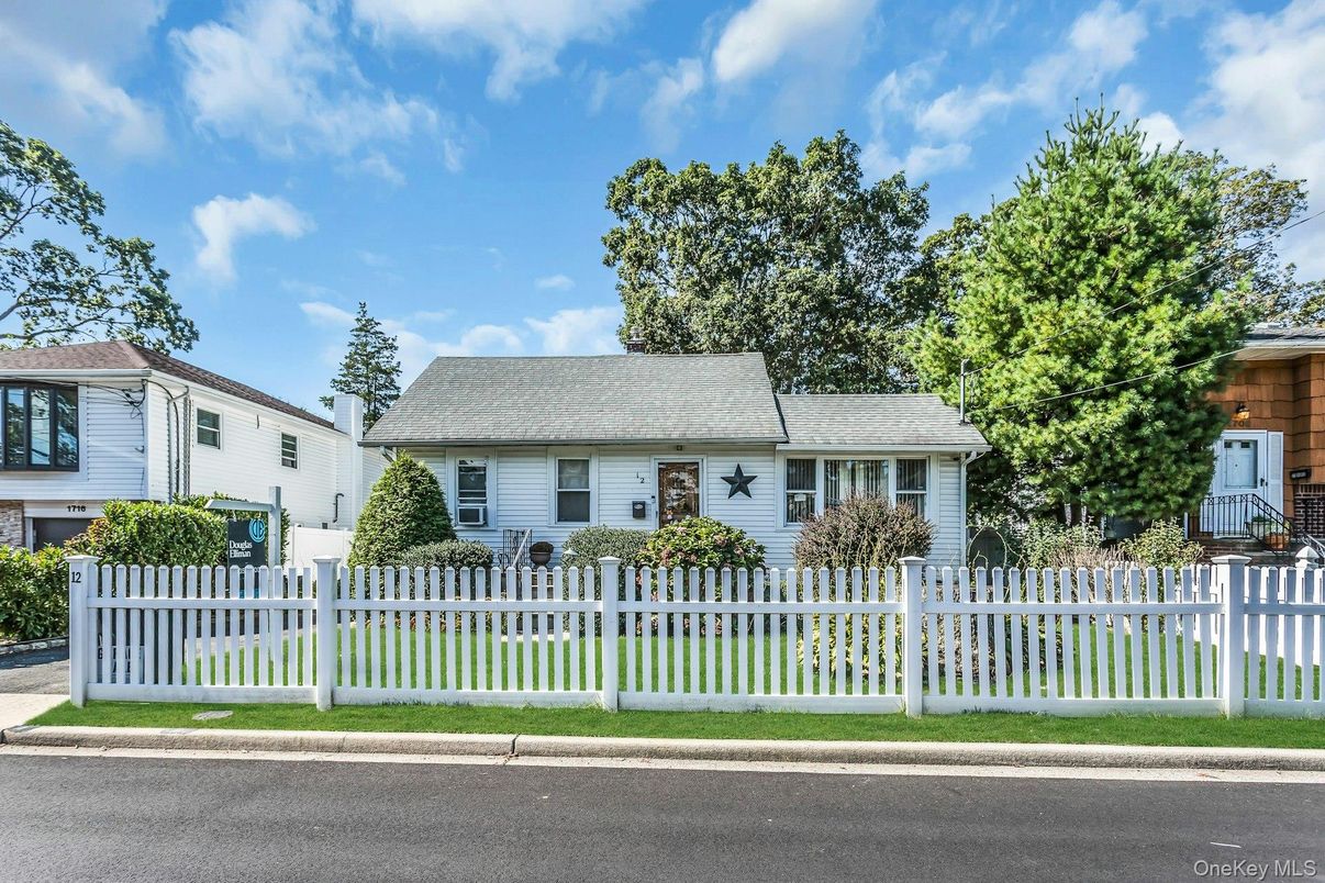 Exterior, Facade, Cape Cod
