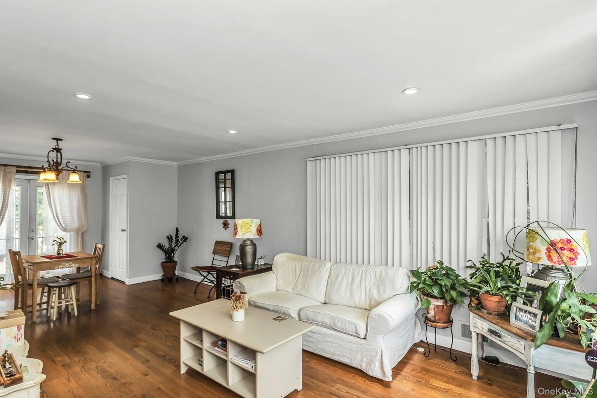 Dining room, Interior, Living room, Pendant Lights, Recessed Lighting, Wood Texture Flooring