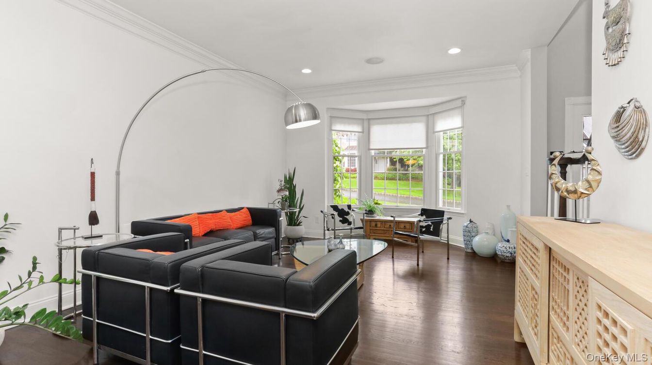 Interior, Living room, Pendant Lights, Recessed Lighting, Wood Texture Flooring