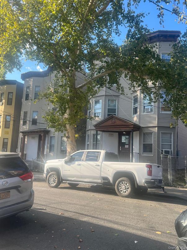 Exterior, Facade, Rowhouse