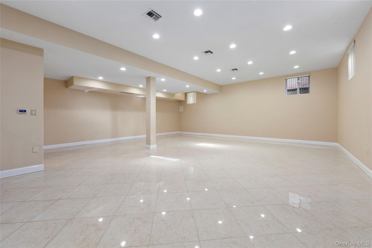 Empty room, Interior, Recessed Lighting