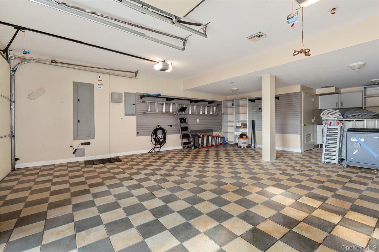 Garage, Interior