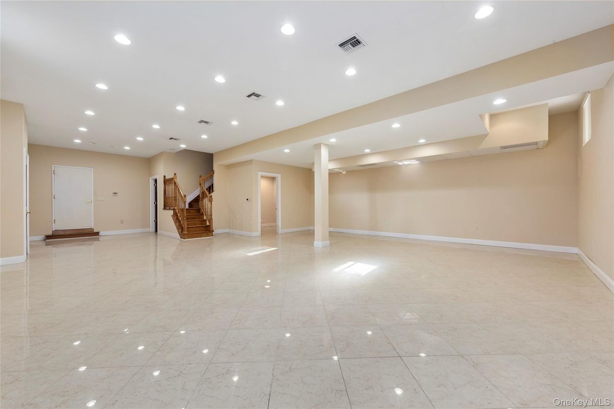 Empty room, Interior, Recessed Lighting