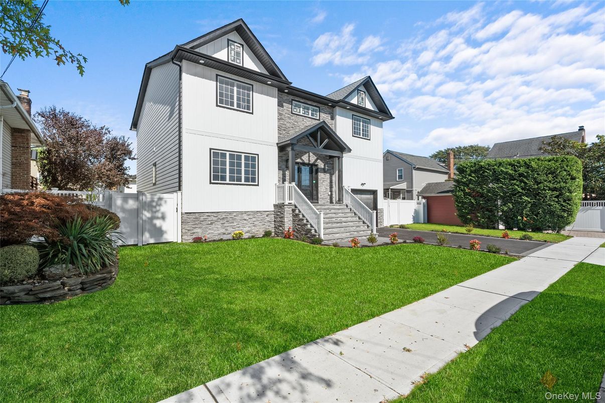 Exterior, Facade, Queen Anne Victorian