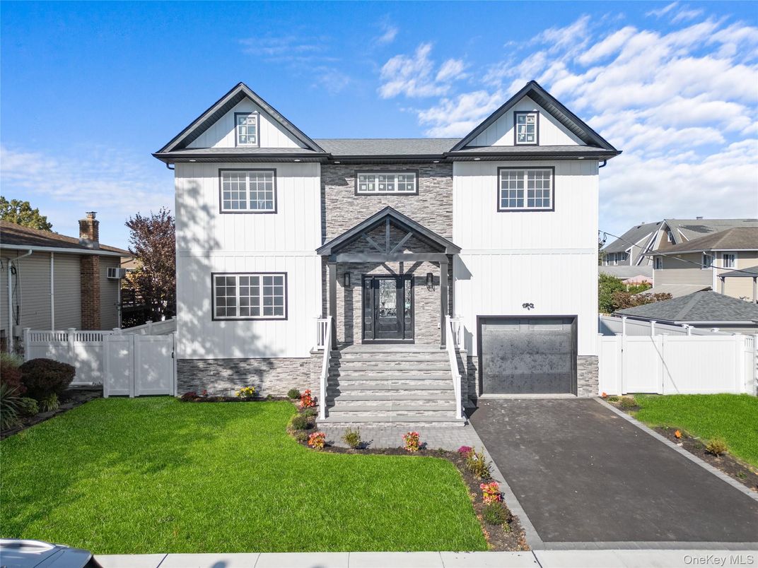 Attached, Exterior, Facade, Queen Anne Victorian