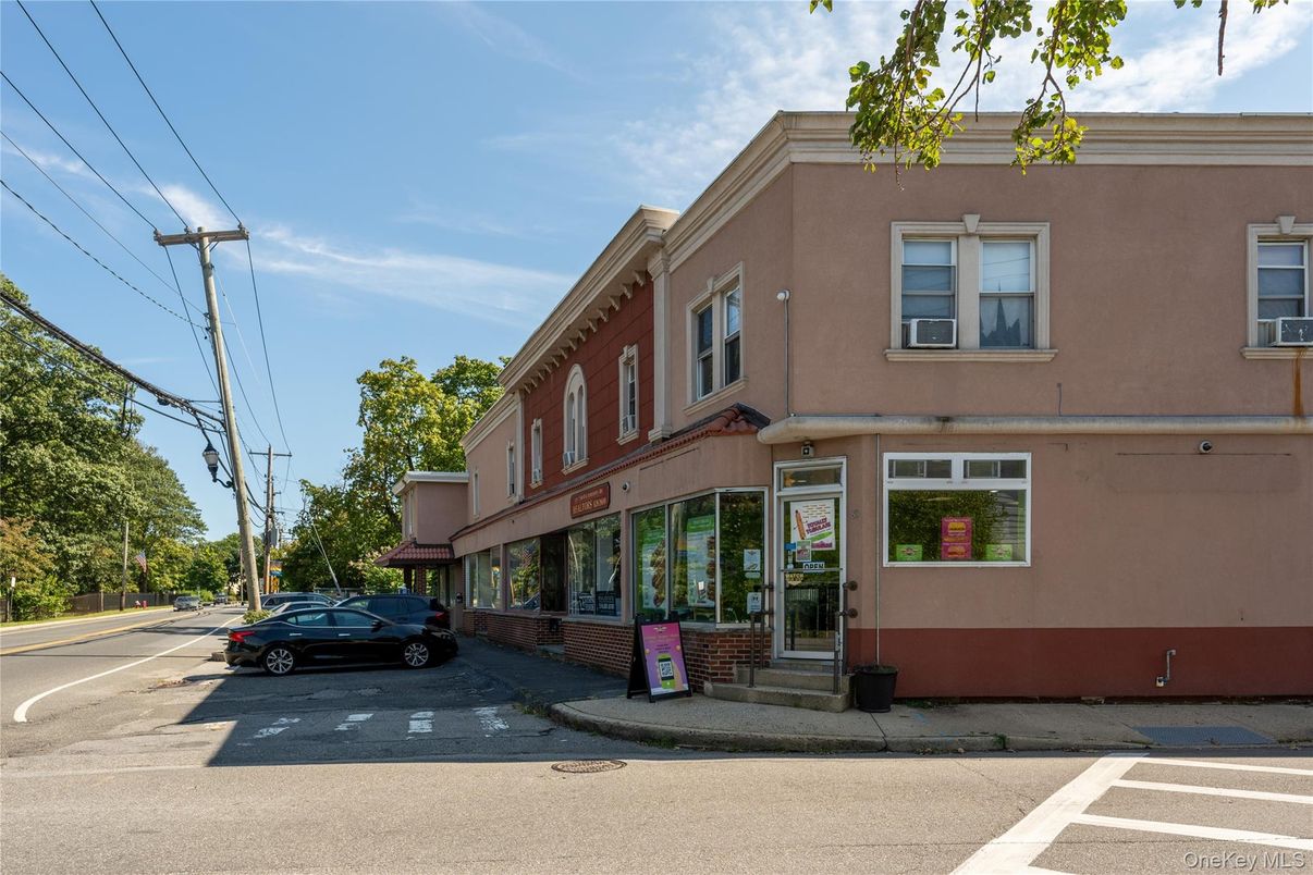 Exterior, Facade, Rowhouse