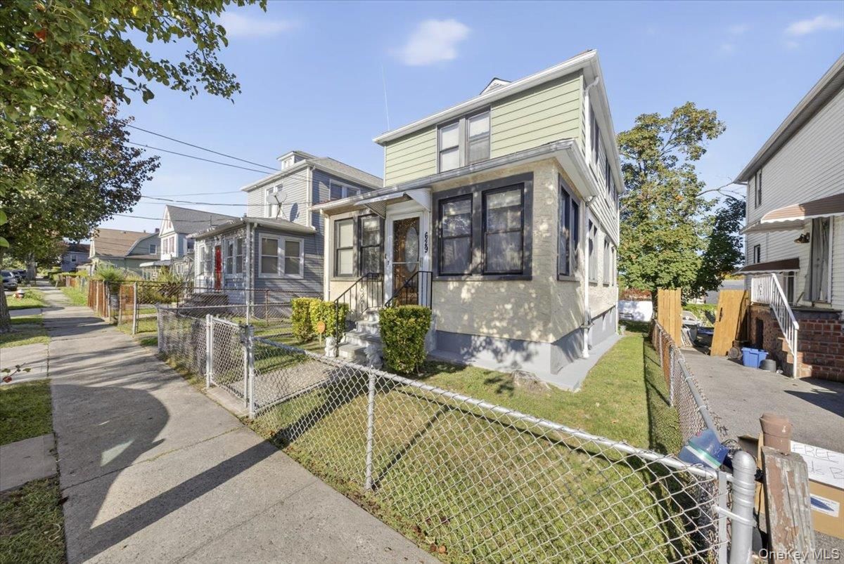 Exterior, Facade, Queen Anne Victorian