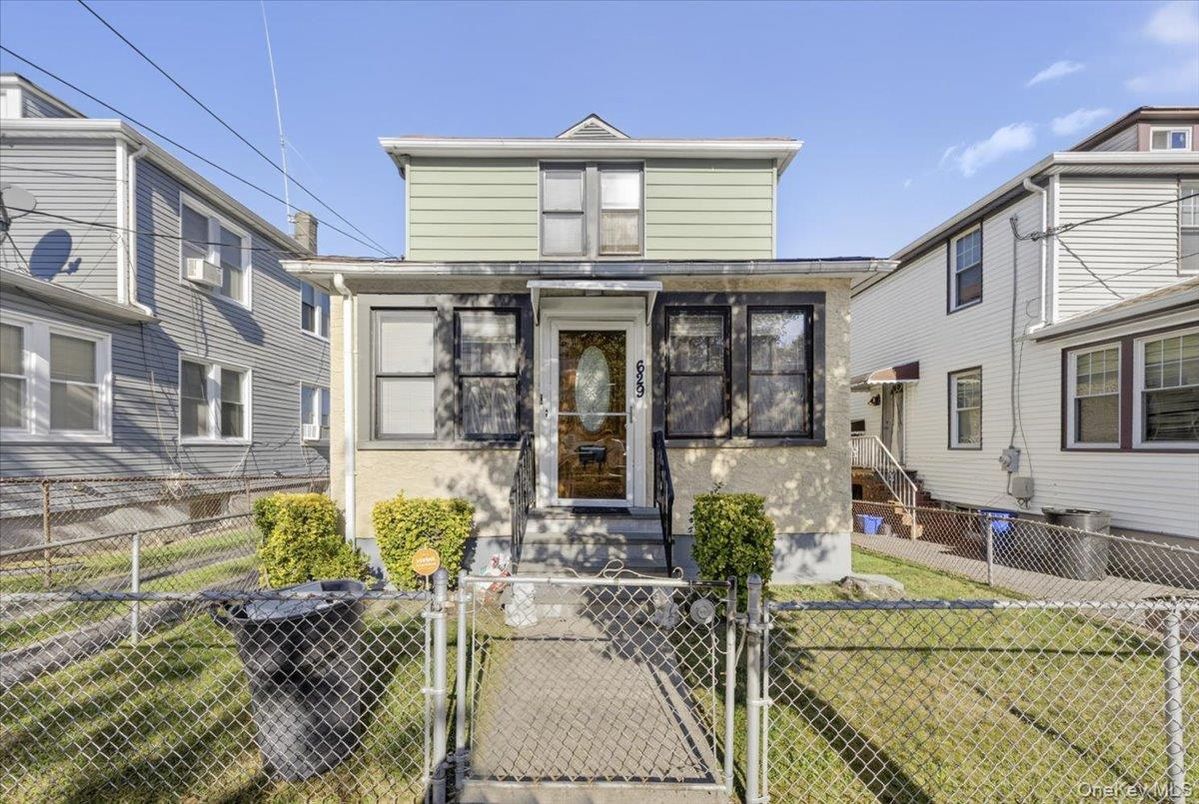 Exterior, Facade, American Foursquare