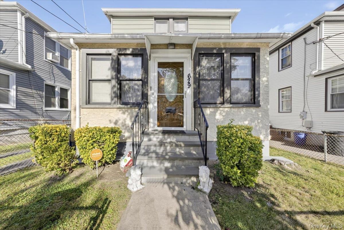 Exterior, Facade, Rowhouse