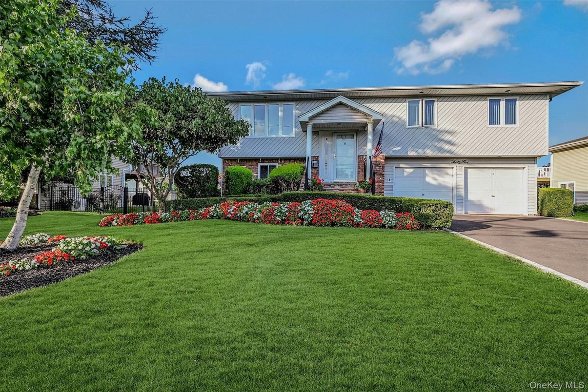Attached, Exterior, Facade, Raised Ranch
