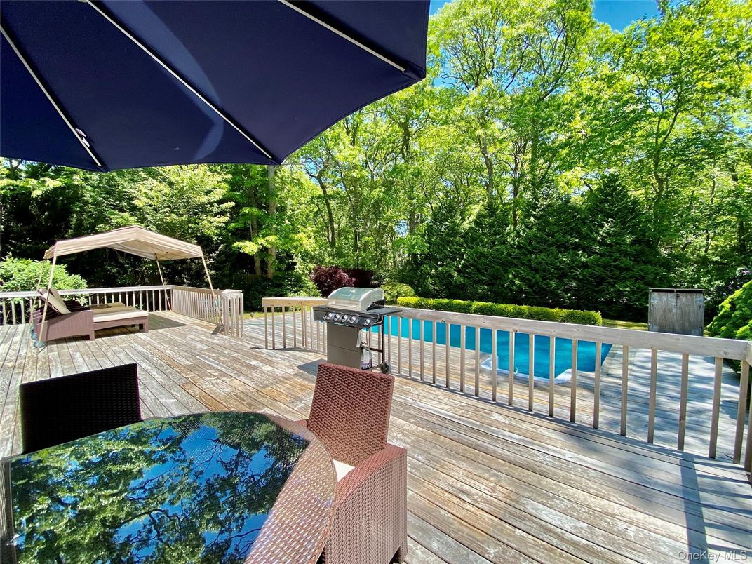 Exterior, Outdoor Kitchen, Pool