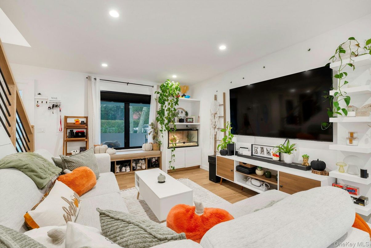 Interior, Living room, Recessed Lighting, Wood Texture Flooring