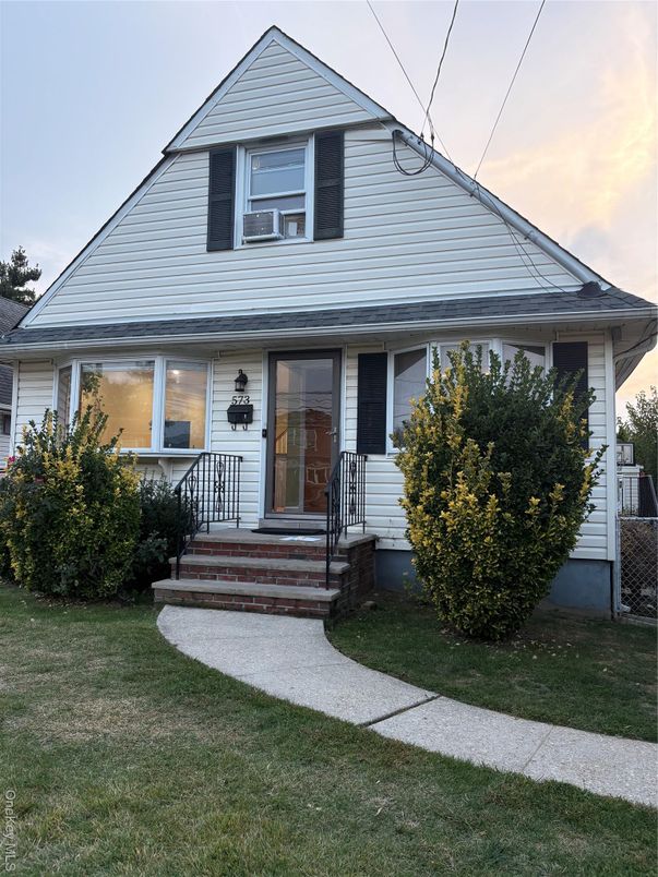 Exterior, Facade, Queen Anne Victorian