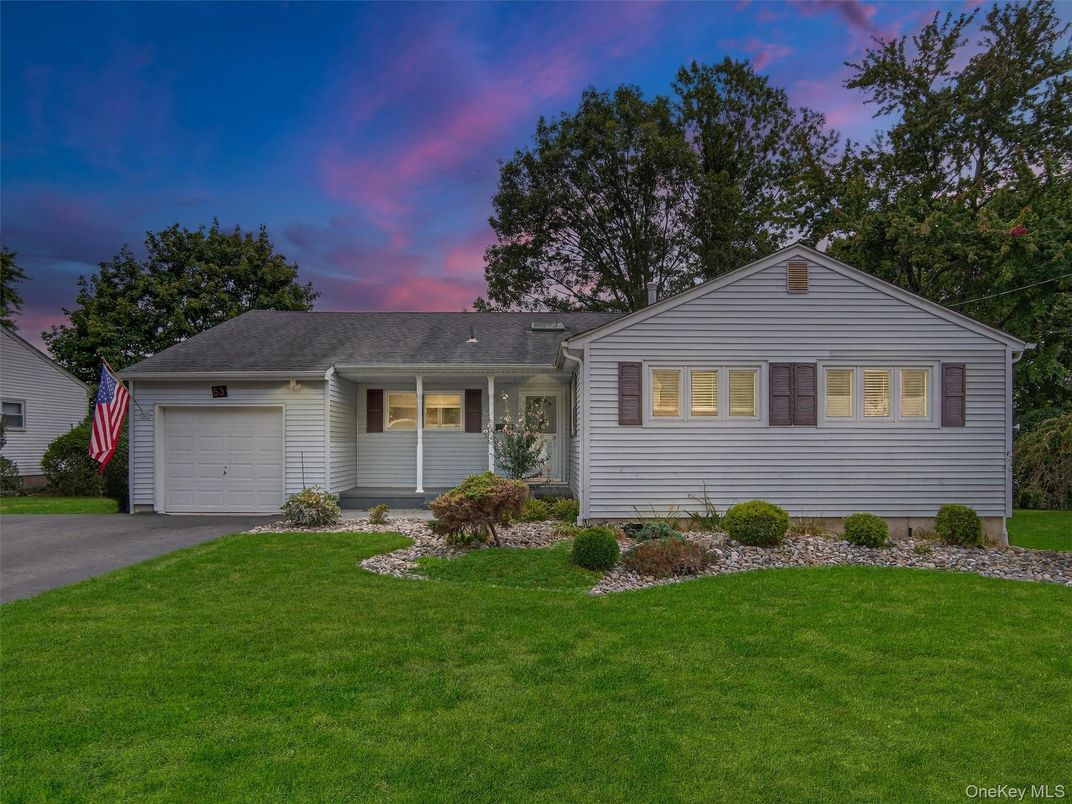 Attached, Exterior, Facade, Ranch