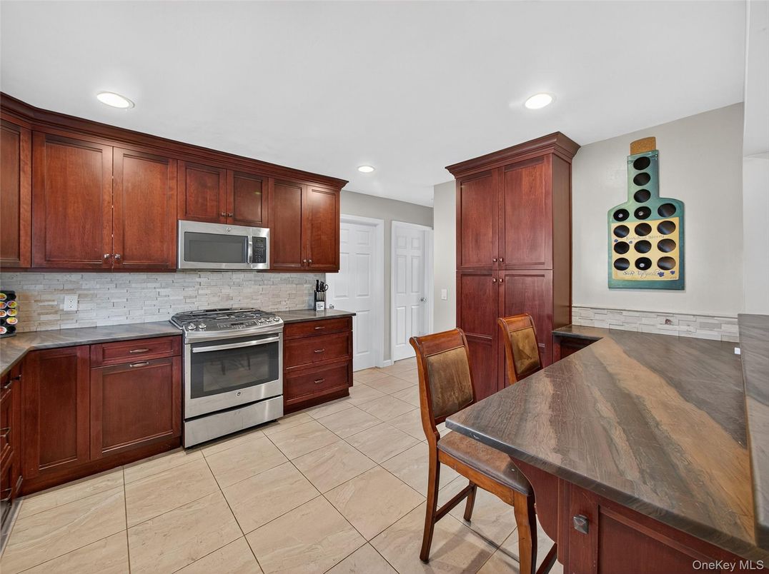 Dining room, Interior, Kitchen, Recessed Lighting, Stainless Steel Appliances