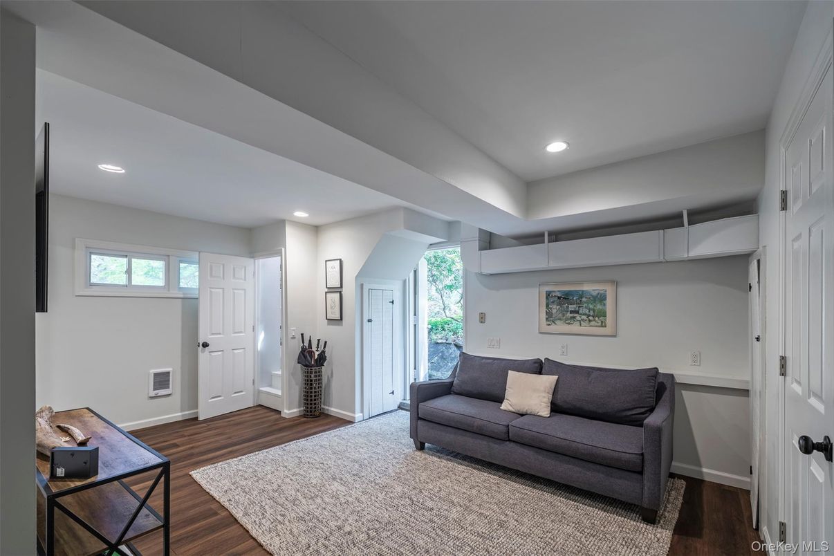 Interior, Recessed Lighting, Wood Texture Flooring