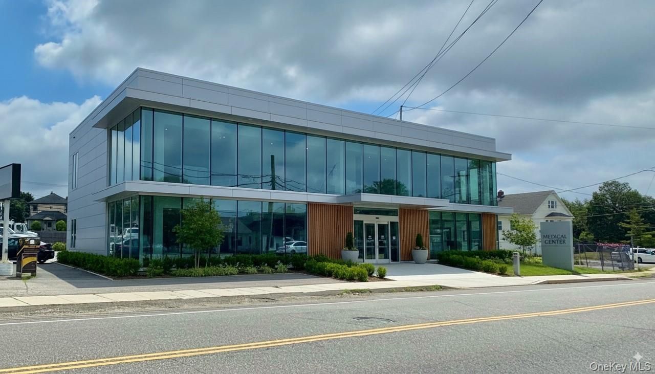 Exterior, Facade, Modern