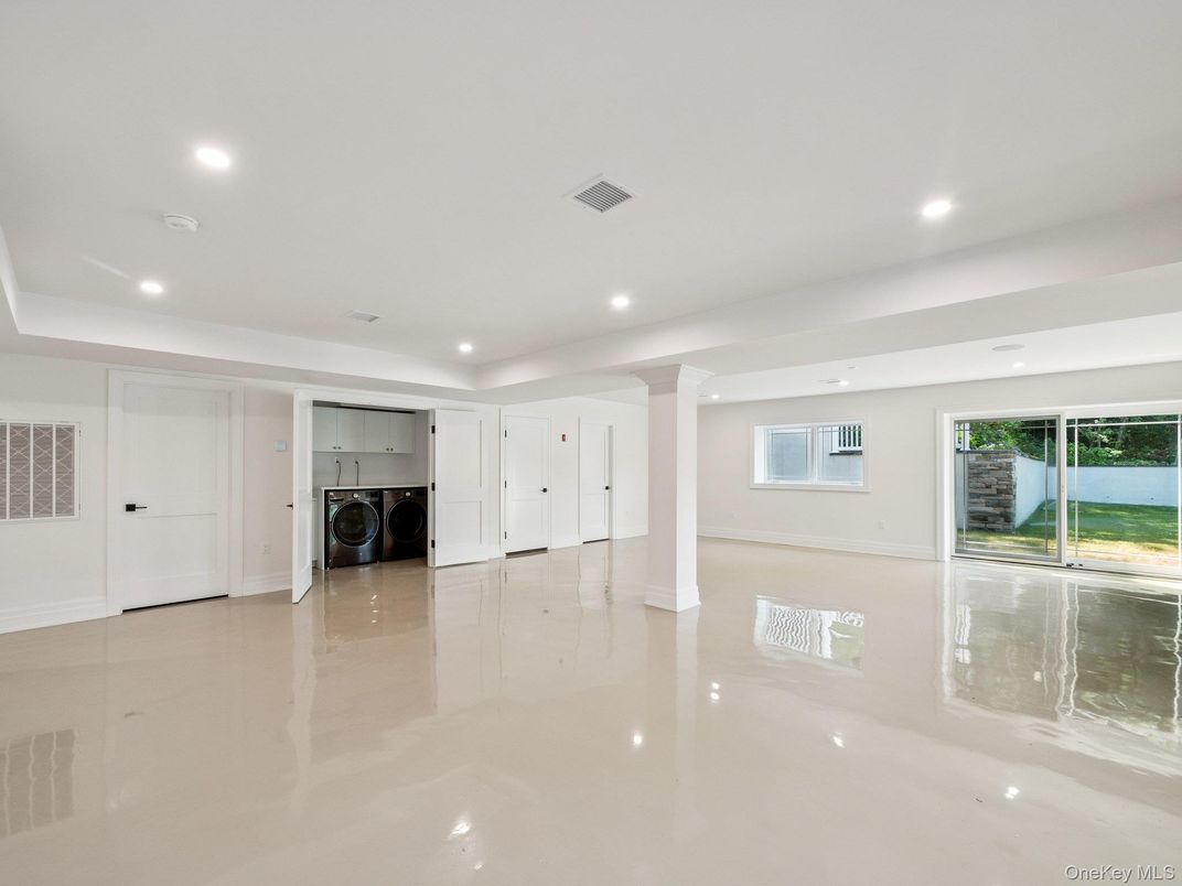 Empty room, Interior, Recessed Lighting, Washer