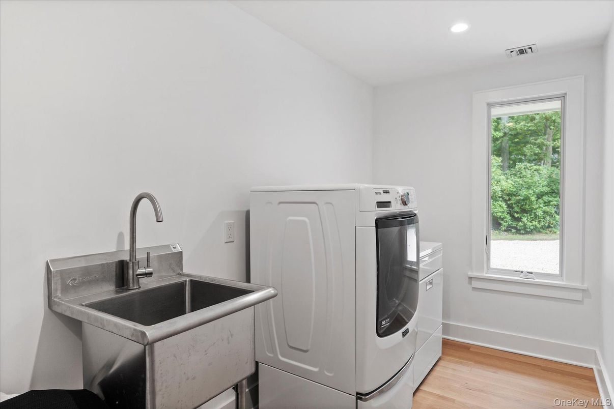 Interior, Recessed Lighting, Washer, Wood Texture Flooring
