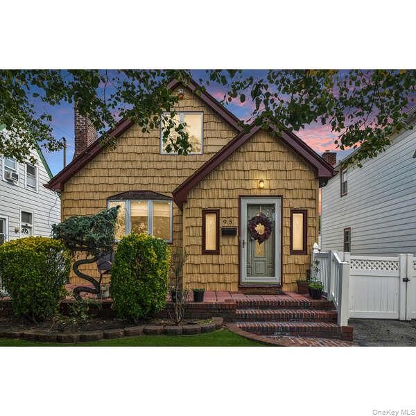 Exterior, Facade, Queen Anne Victorian