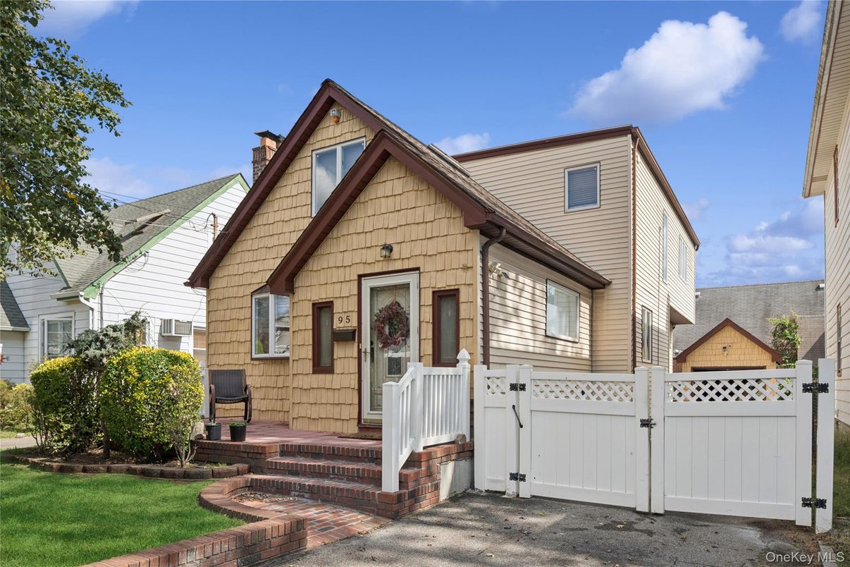 Exterior, Facade, Cape Cod