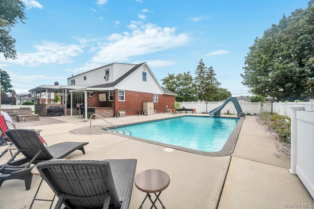 Exterior, Playground, Pool