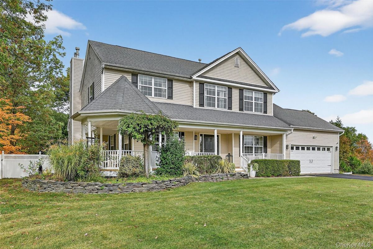 Attached, Exterior, Facade, Farmhouse