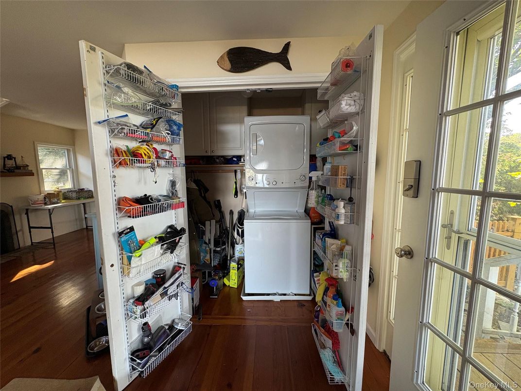 Interior, Utility Closets, Washer, Wood Texture Flooring