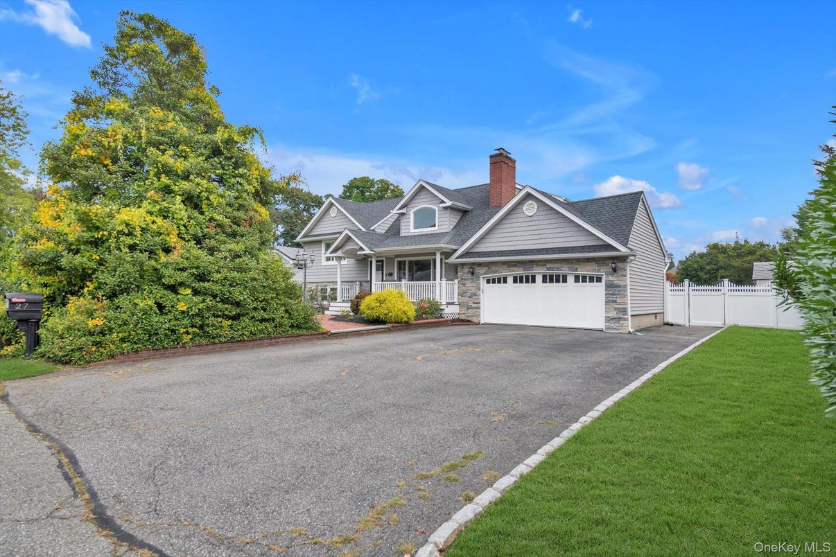 Attached, Exterior, Facade, Cape Cod