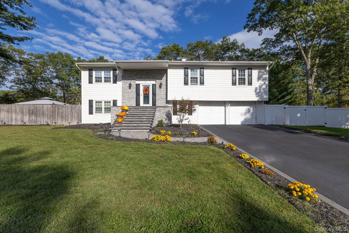 Attached, Exterior, Facade, Raised Ranch