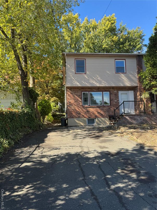 Attached, Exterior, Facade, Brick Facade, Raised Ranch