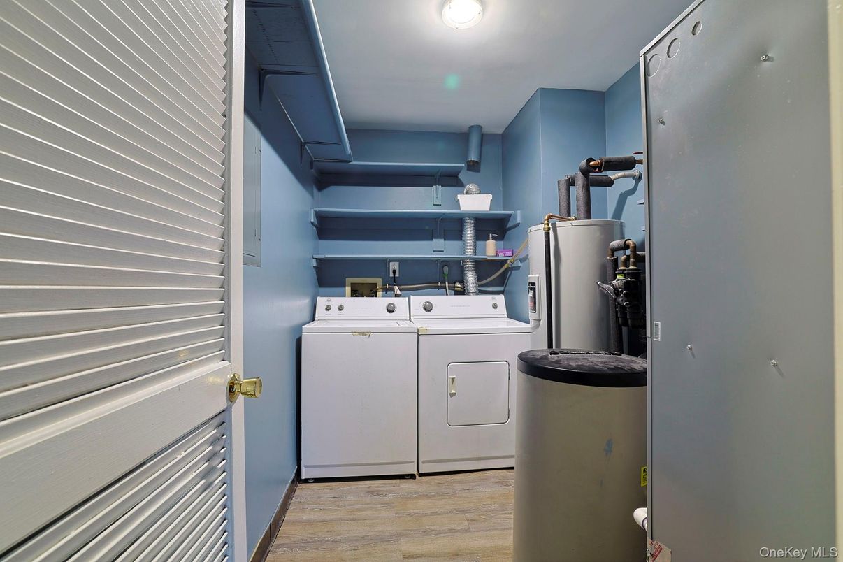 Interior, Utility Closets, Washer, Wood Texture Flooring