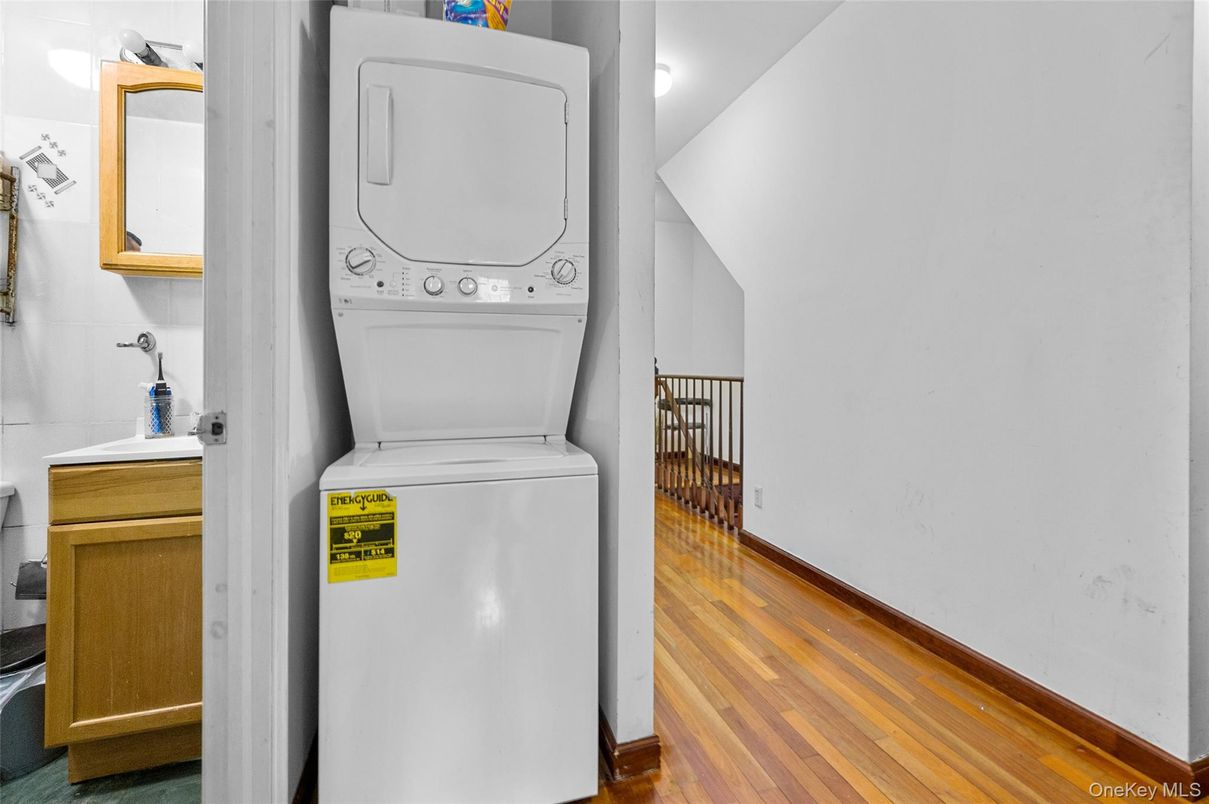 Interior, Utility Closets, Washer, Wood Texture Flooring
