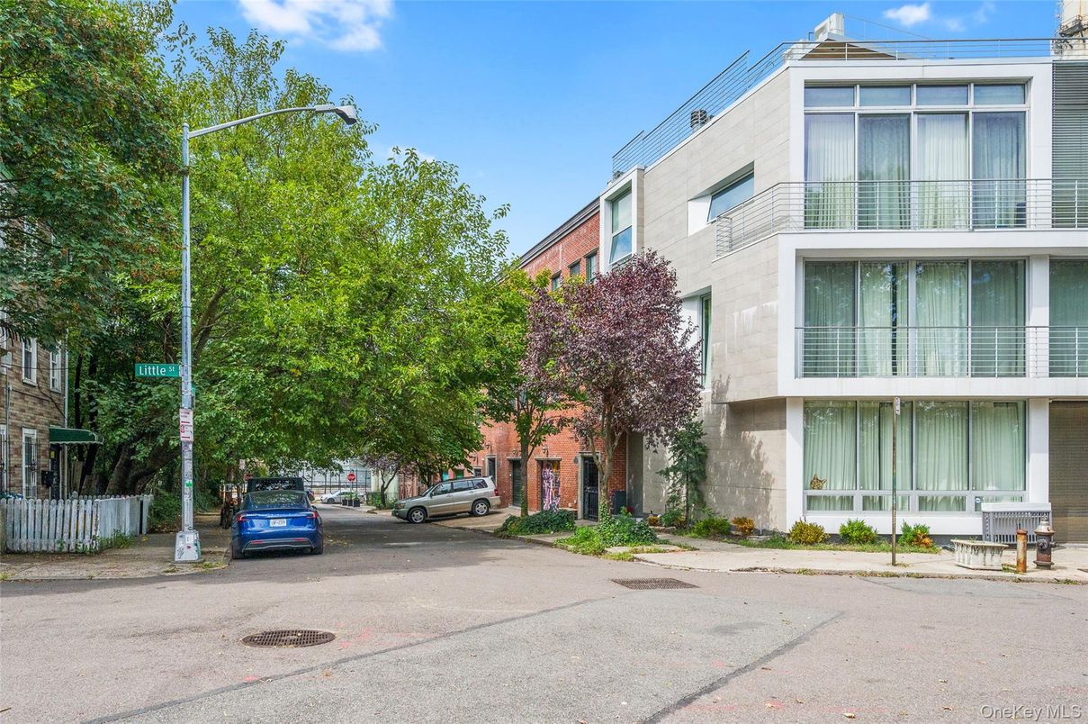 Exterior, Facade, Rowhouse