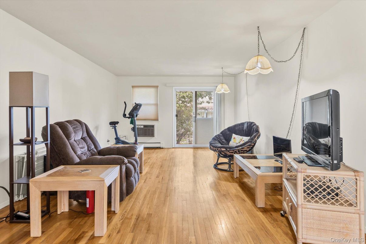 Fitness Equipment, Interior, Living room, Pendant Lights, Wood Texture Flooring